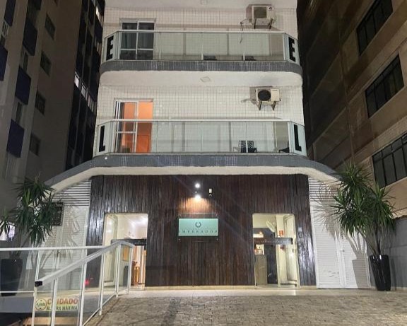 Bem-vindo ao Hotel do Imperador de Santos, onde o conforto se encontra com a beleza natural do mar. Estrategicamente localizado à beira-mar em Santos, nosso hotel oferece acomodações cuidadosamente decoradas e projetadas para proporcionar uma estadia memo